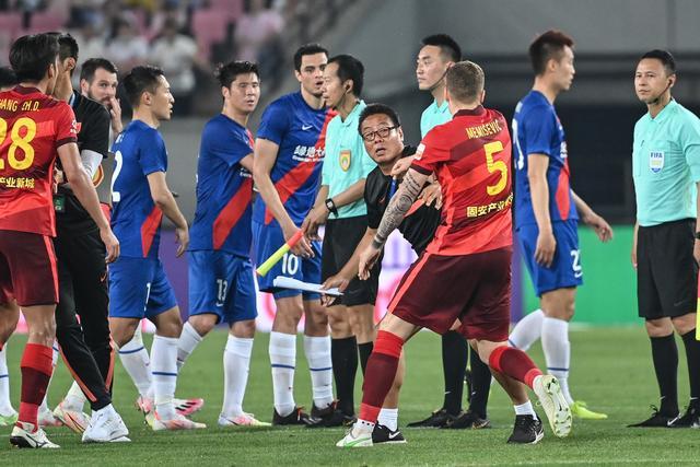 组图：世界杯-南非0-1加拿大 欧斯塔基奥破门绝杀